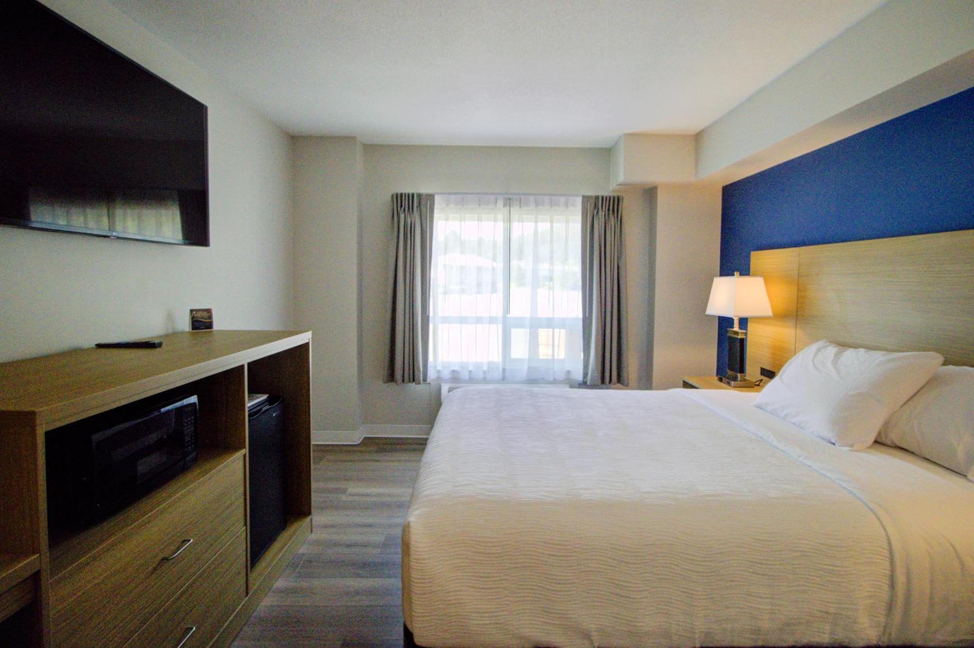 Baymont By Wyndham Gold River Exterior photo